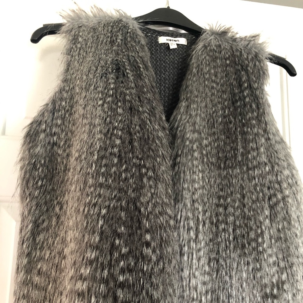 Faux fur sleeveless jacket